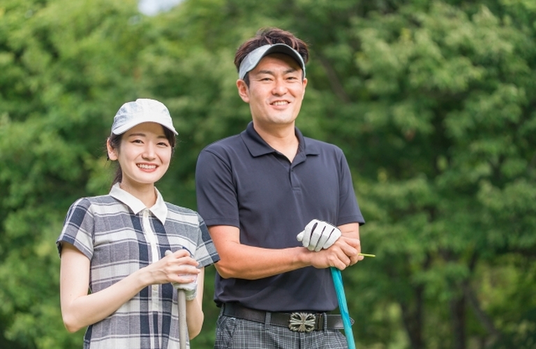 趣味をシェアする喜び、ゴルフから始まる最高のパートナーシップ。婚活は、共通のティーグラウンド ｜ 新宿区の結婚相談所